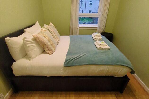 Pass The Keys Cozy Two Bed Flat Near Glasgow Airport & Paisley Exterior photo